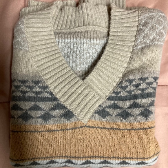 NWOT Geometric Pattern V-Neck Knit Sweater - Picture 8 of 8